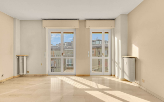 Bande Nere: luminoso appartamento all’ottavo piano