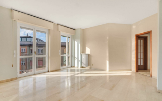 Bande Nere: luminoso appartamento all’ottavo piano