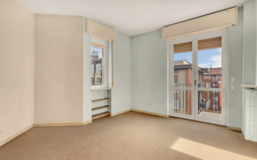 Bande Nere: luminoso appartamento all’ottavo piano