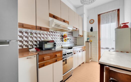 Corsico: bilocale piano alto