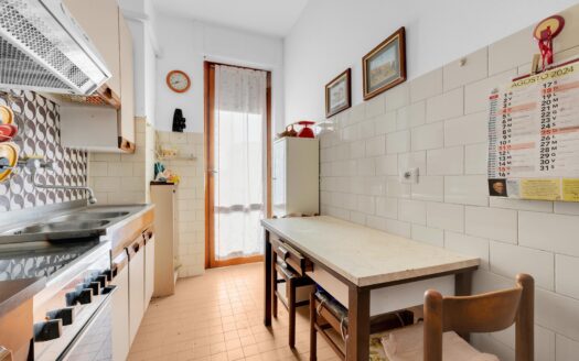 Corsico: bilocale piano alto