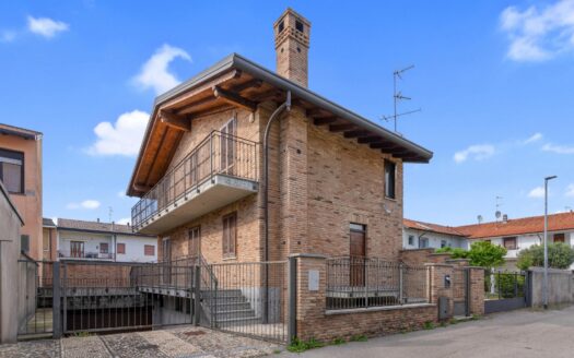 Rescaldina: villa con giardino e box