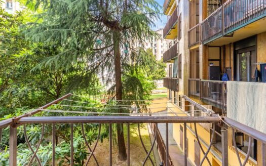 Giambellino: bilocale con balcone