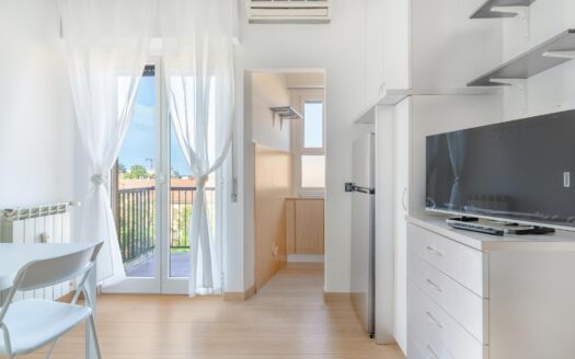 Lambrate: monolocale con balcone