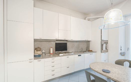 Porta Romana: nuda proprietà – luminoso trilocale