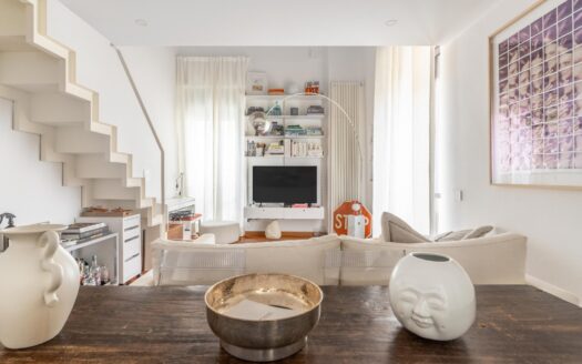 San Babila: bilocale di charme con soppalco vivibile