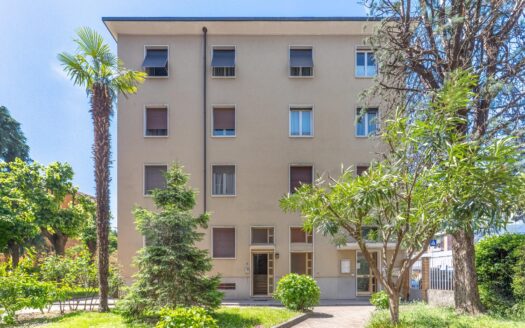 Lorenteggio: luminoso trilocale con tripla esposizione e balcone