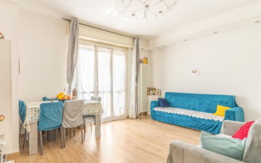 Lorenteggio: luminoso trilocale con tripla esposizione e balcone