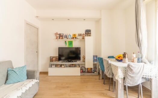 Lorenteggio: luminoso trilocale con tripla esposizione e balcone