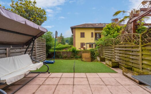 Briosco: villetta a schiera con giardino e box doppio