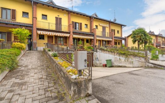 Briosco: villetta a schiera con giardino e box doppio