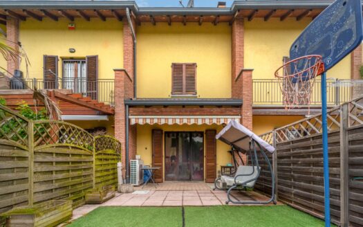 Briosco: villetta a schiera con giardino e box doppio