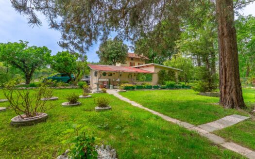 Veruno: esclusiva villa immersa nel verde