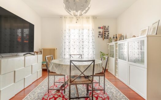 Gambolo’: luminoso trilocale