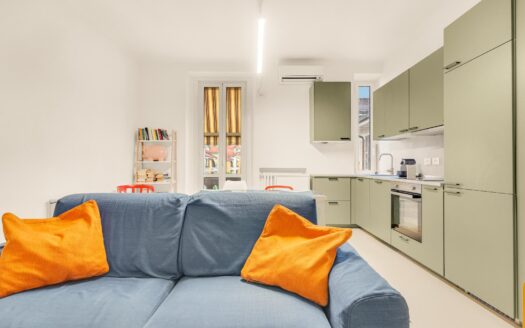 Navigli: luminoso trilocale con balcone