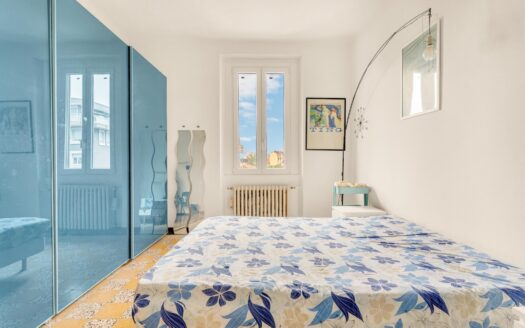 Navigli: luminoso trilocale con balcone