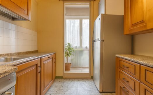 Affori: ampio trilocale con balcone