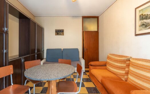 Affori: ampio trilocale con balcone