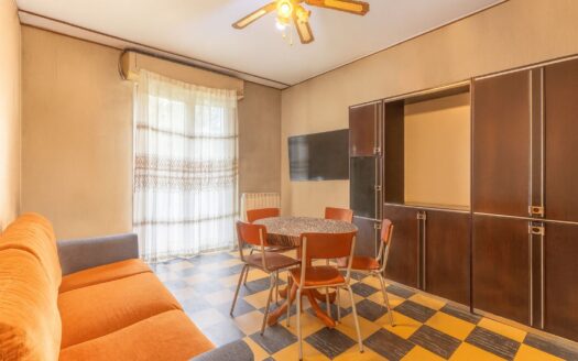 Affori: ampio trilocale con balcone