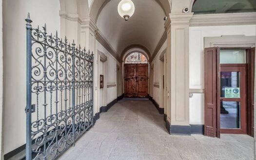 Cairoli/Castello: elegante ufficio con cambio d’uso in residenziale