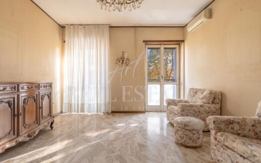 Inganni: trilocale al piano alto con box