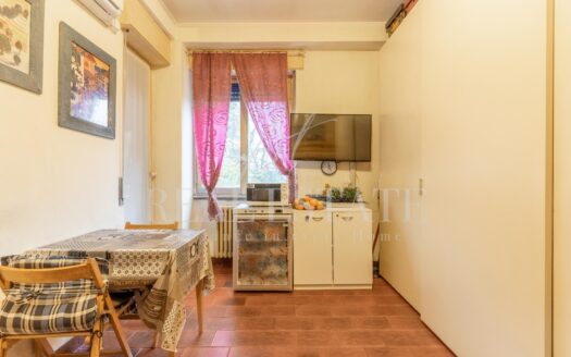 Giambellino: monolocale con balcone