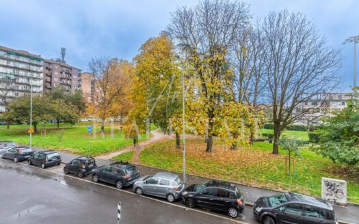 Giambellino: monolocale con balcone