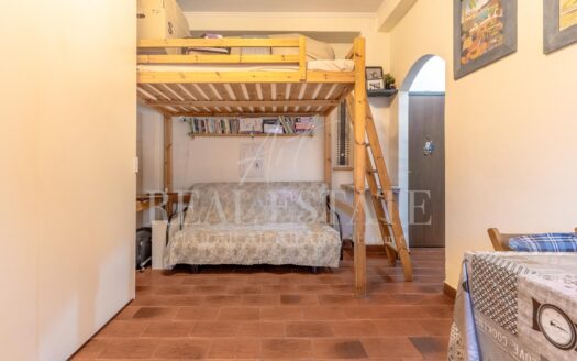 Giambellino: monolocale con balcone