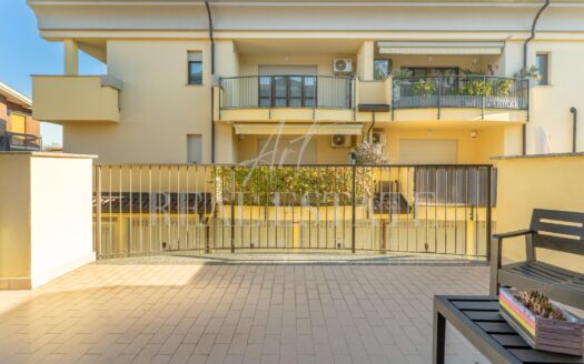 Cusago: trilocale con terrazzo e giardino