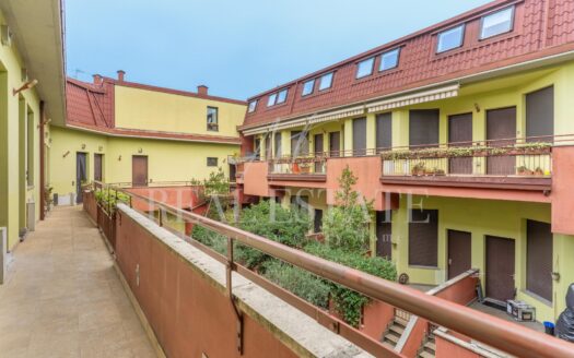 Gorla: ampio bilocale disposto su due livelli