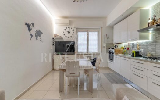 Corsico: trilocale con balcone