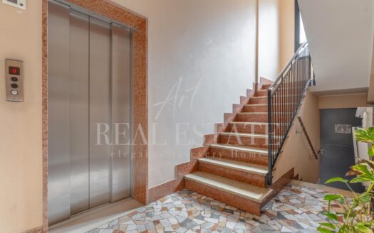 Giambellino: trilocale con balcone
