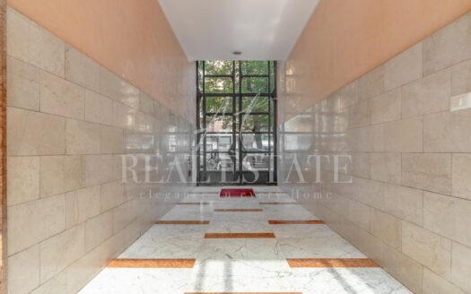 Giambellino: trilocale con balcone